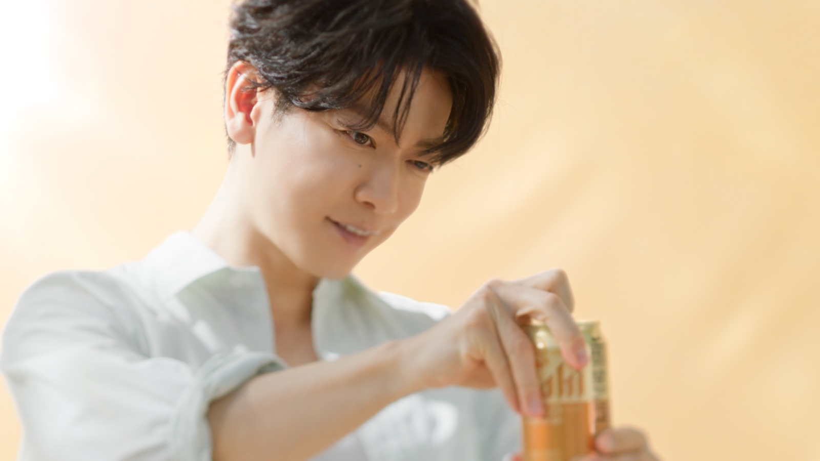  『アサヒ ゴールド』の新TVCMに出演する佐藤健