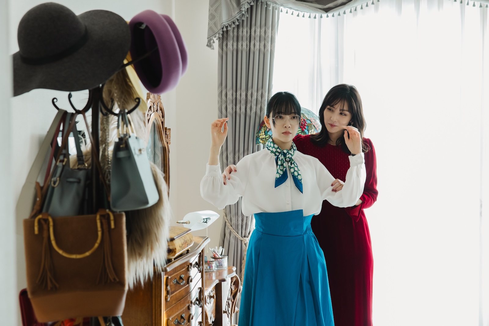 ドラマ『ディープリベンジ-顔を捨てた家政婦-』に出演する堀未央奈、石川恋