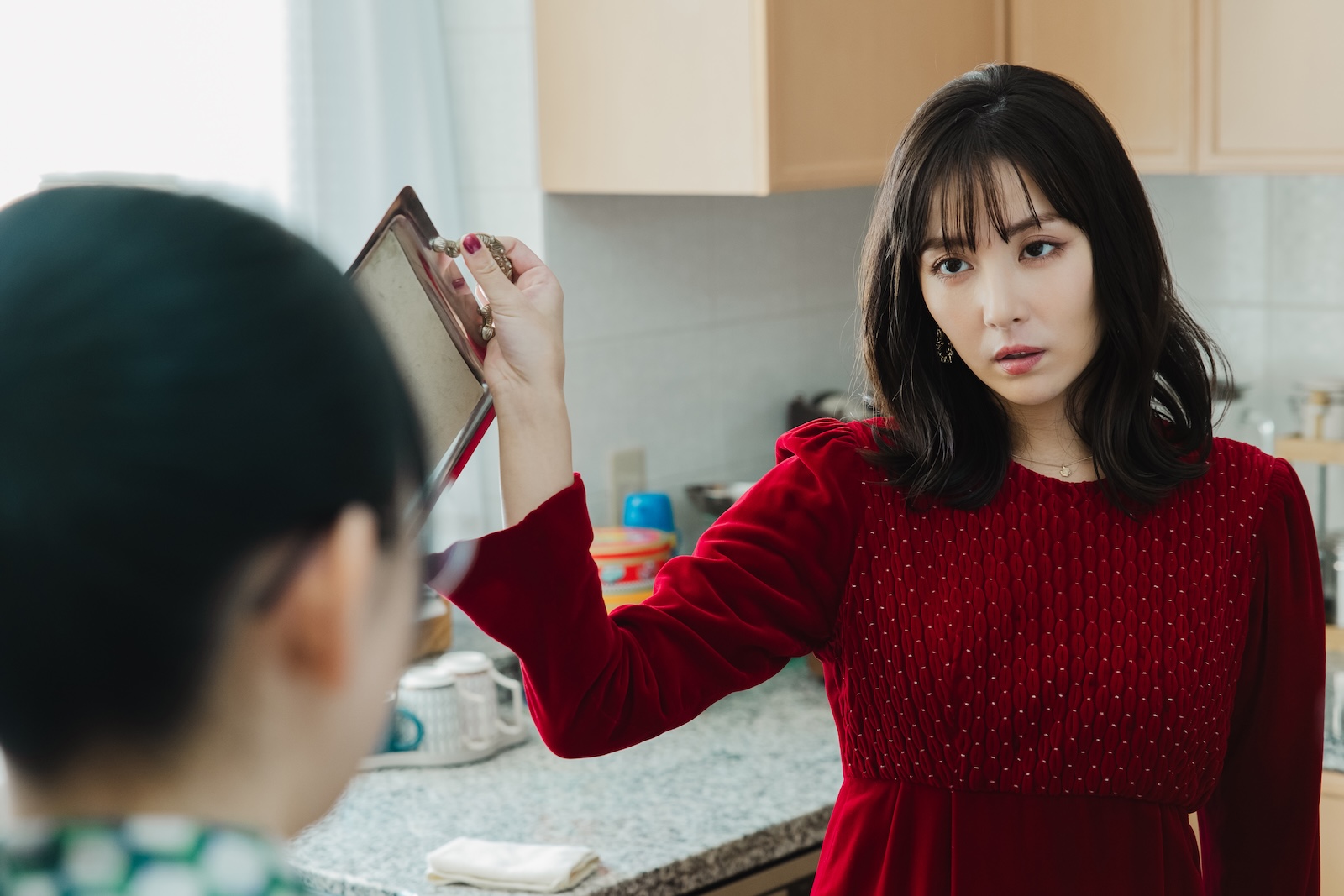 ドラマ『ディープリベンジ-顔を捨てた家政婦-』に出演する石川恋