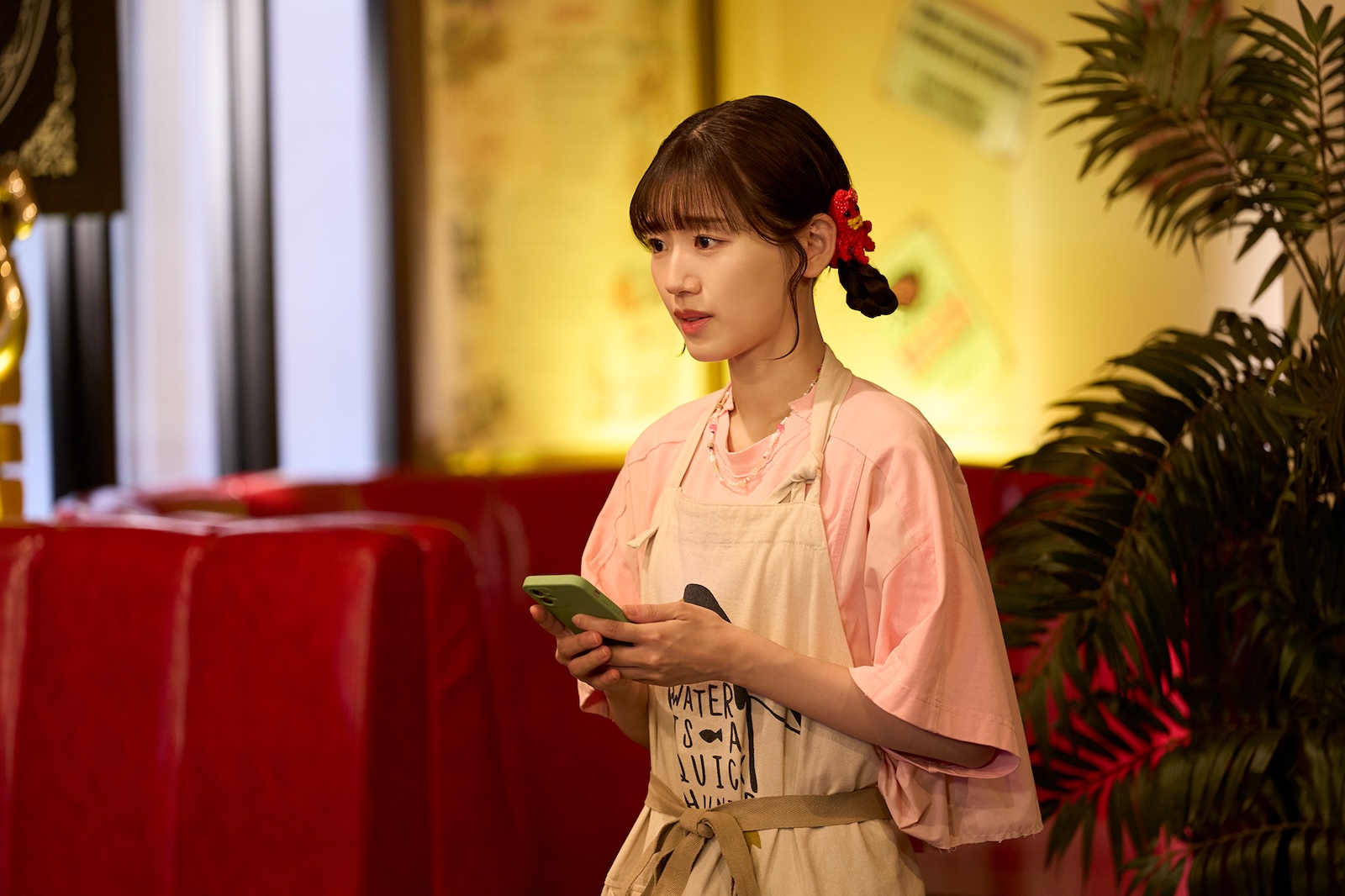 ドラマ『ぴーすおぶせーふ』に出演する佐々木美玲