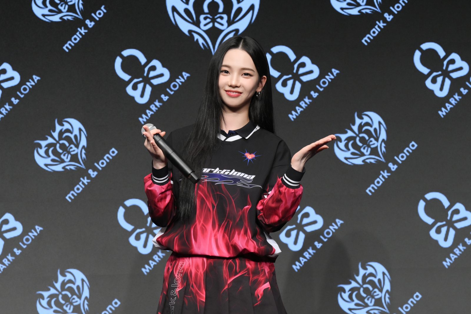 aespaカリナ、4月27日（月）に都内で行われた「KARINA × MARK & LONA 新アンバサダー就任 & 新CM『PLAY ILLUSION』公開記者発表会」に登壇