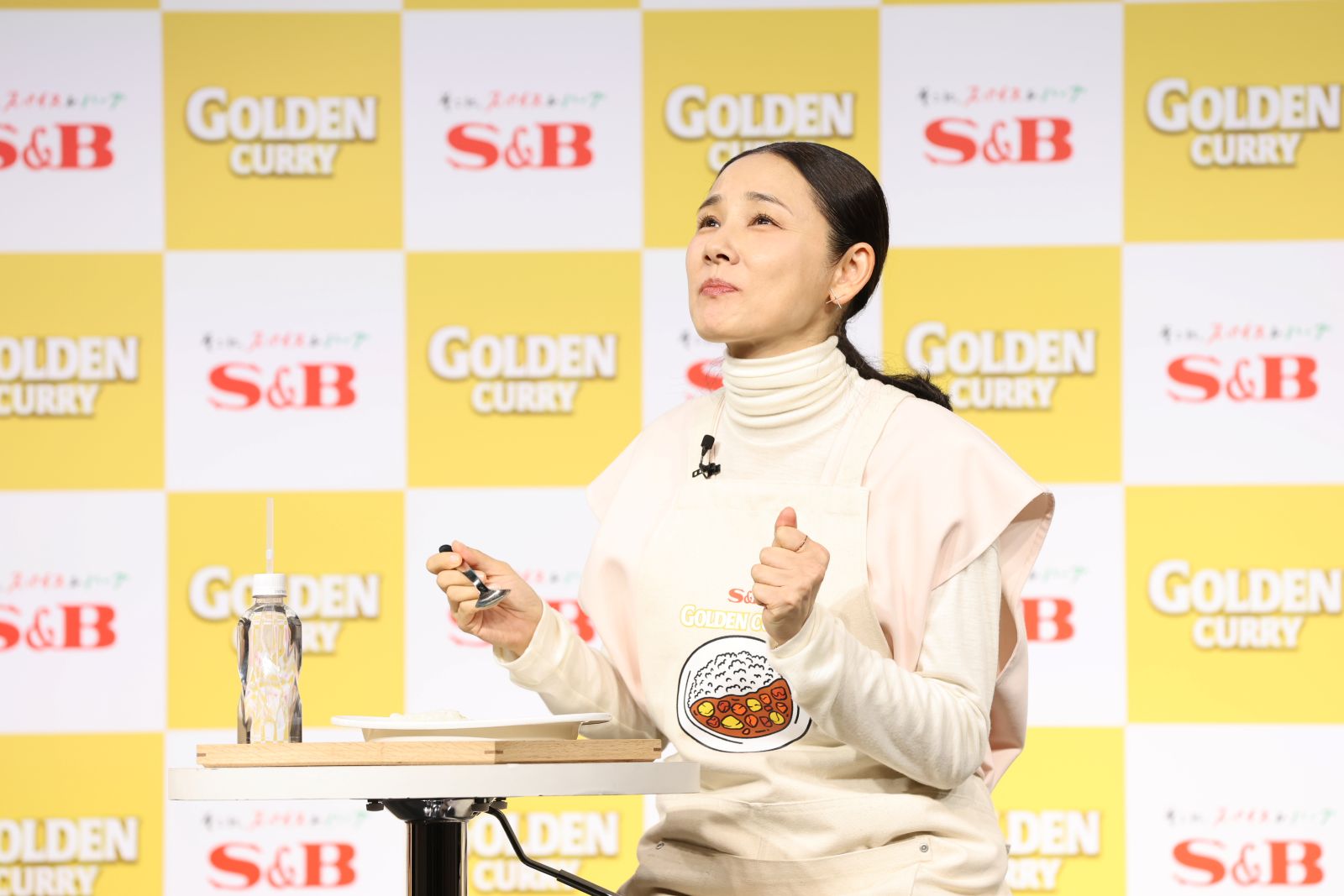 「ゴールデンカレー発売 60 周年記念発表会」でカレーを食べる吉田羊の写真