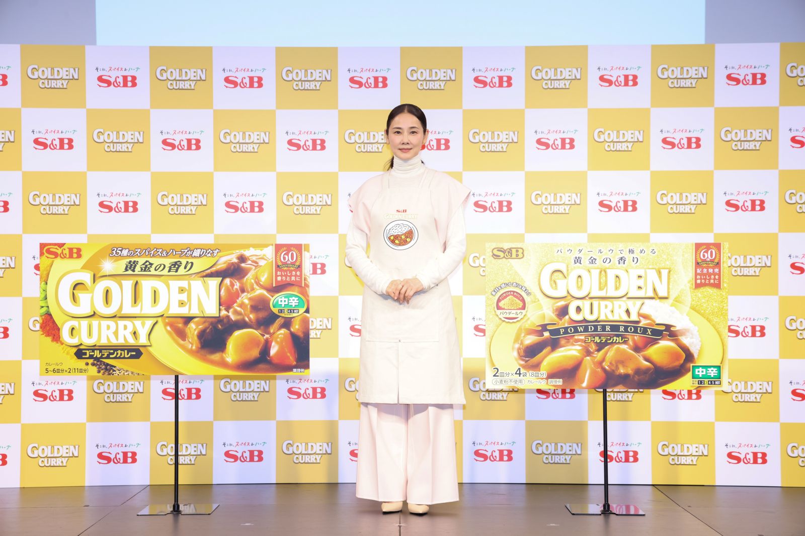 「ゴールデンカレー発売 60 周年記念発表会」に登壇した吉田羊の写真