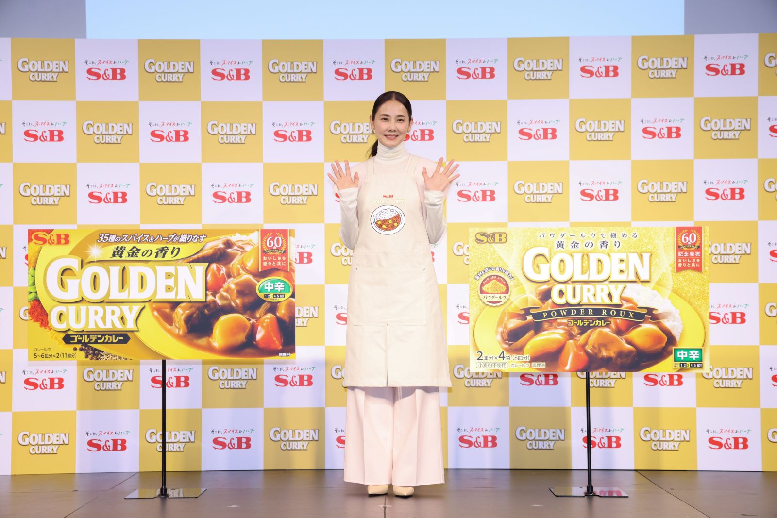 「ゴールデンカレー発売 60 周年記念発表会」に登壇した吉田羊の写真