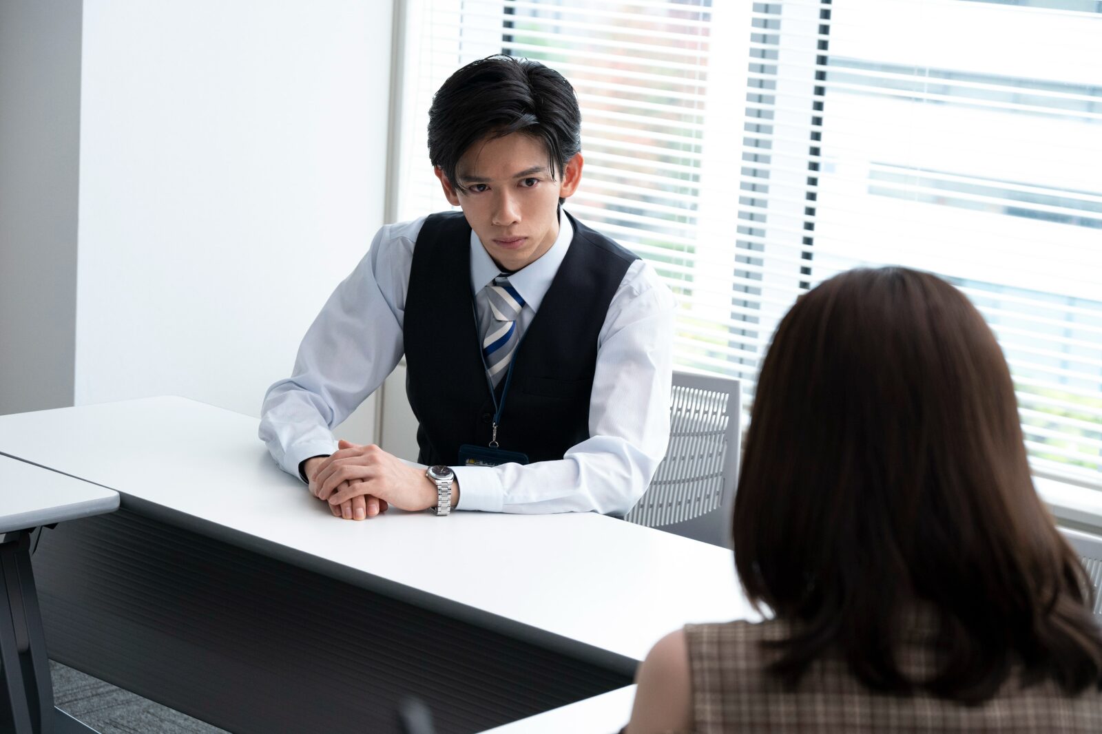 清水将貴（船津稜雅）と紗綾（蒼井陽奈）が会議室にいる写真