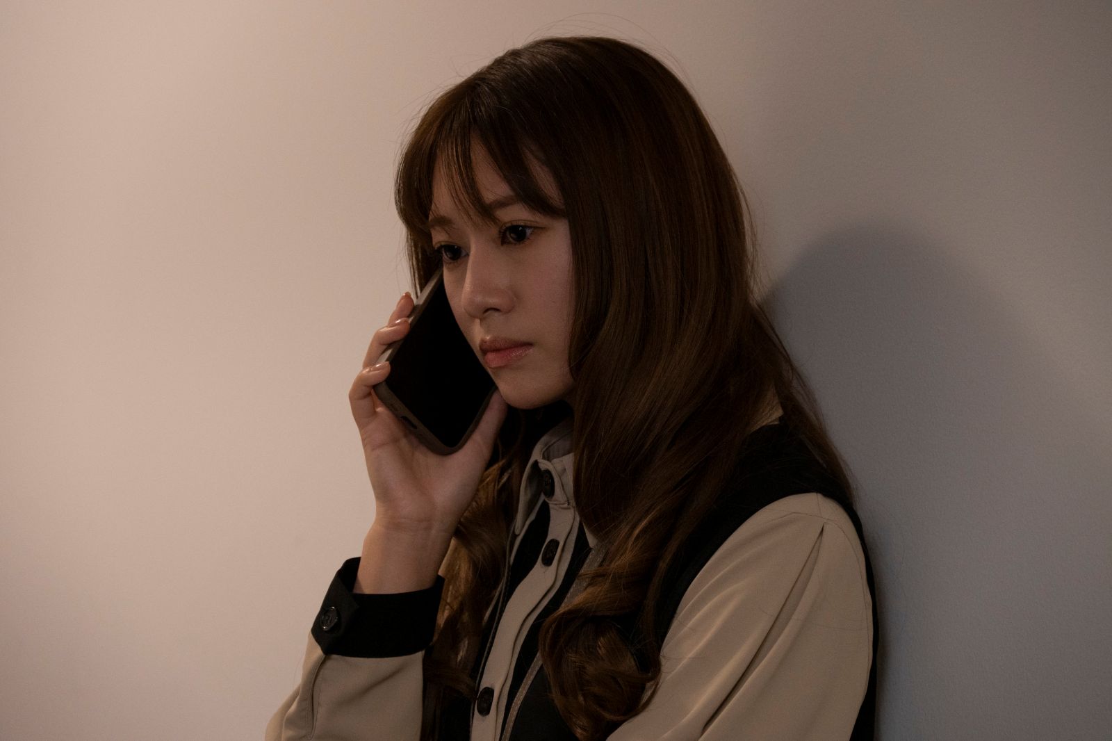 電話をする佐原なず奈（桜井玲香）の写真