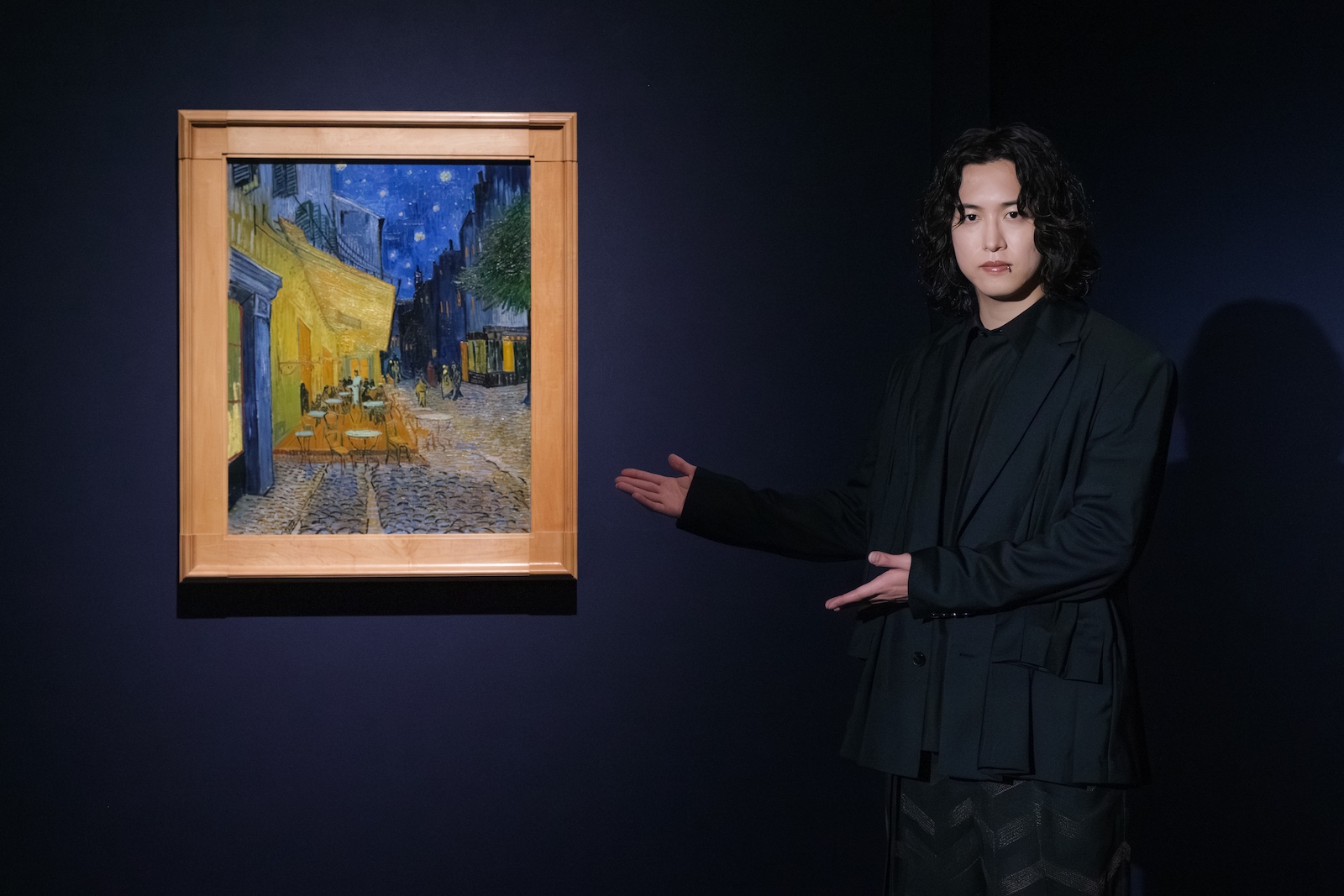 大ゴッホ展「夜のカフェテラス 東京展」の『夜のカフェテラス』と共に映るキタニタツヤの写真