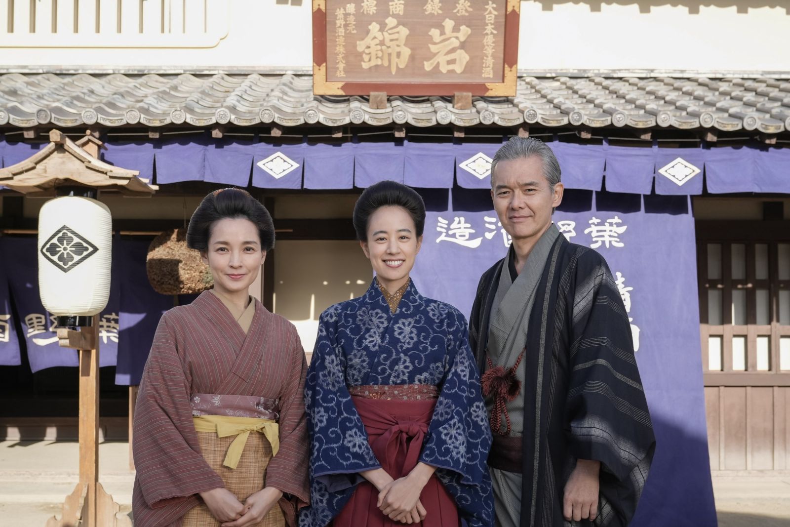 国仲涼子、石橋静河、渡部篤郎の写真