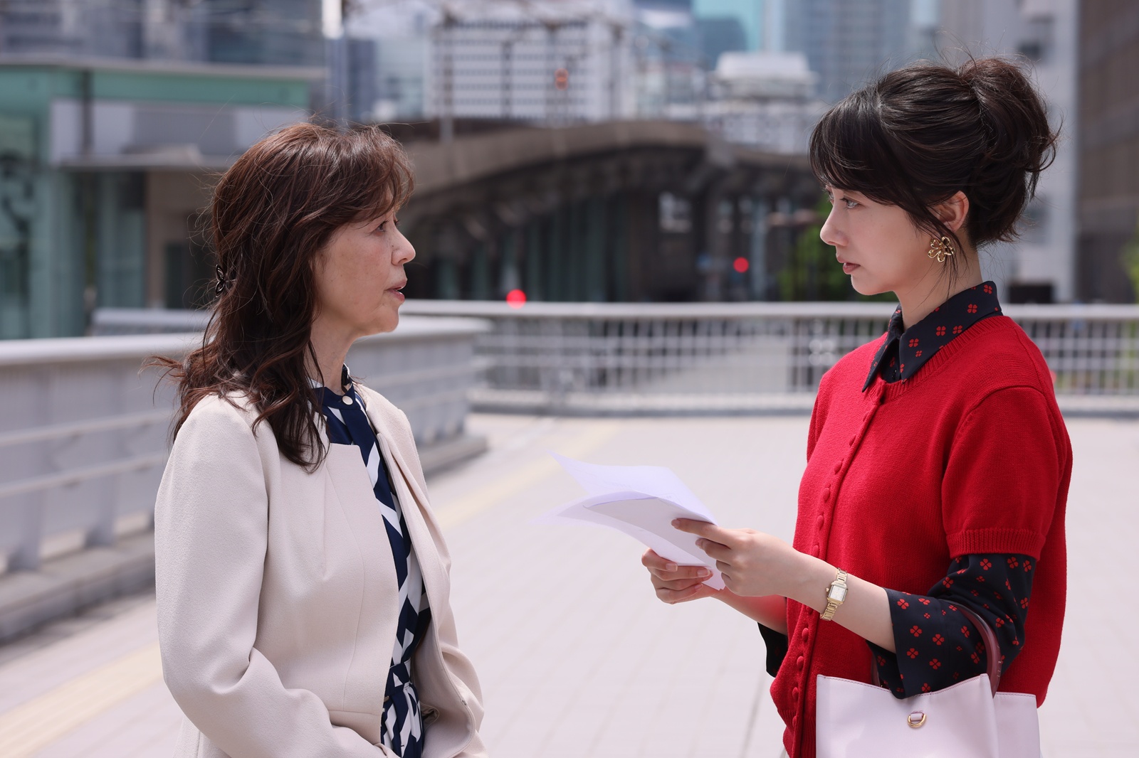 波瑠と石野真子の写真