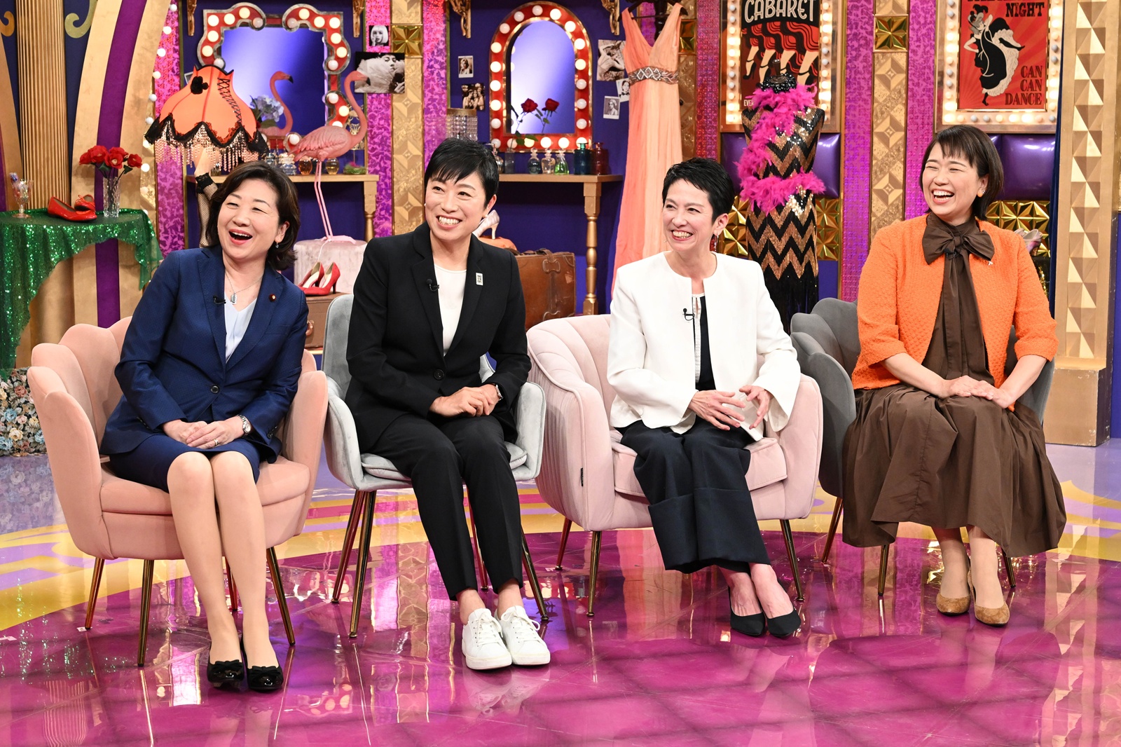 野田聖子衆議院議員と辻元清美参議院議員と蓮舫参議院議員と伊藤孝恵参議院議員の写真