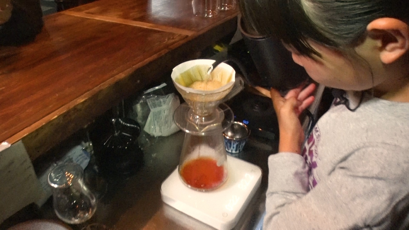 コーヒーをいれている東照さんの写真