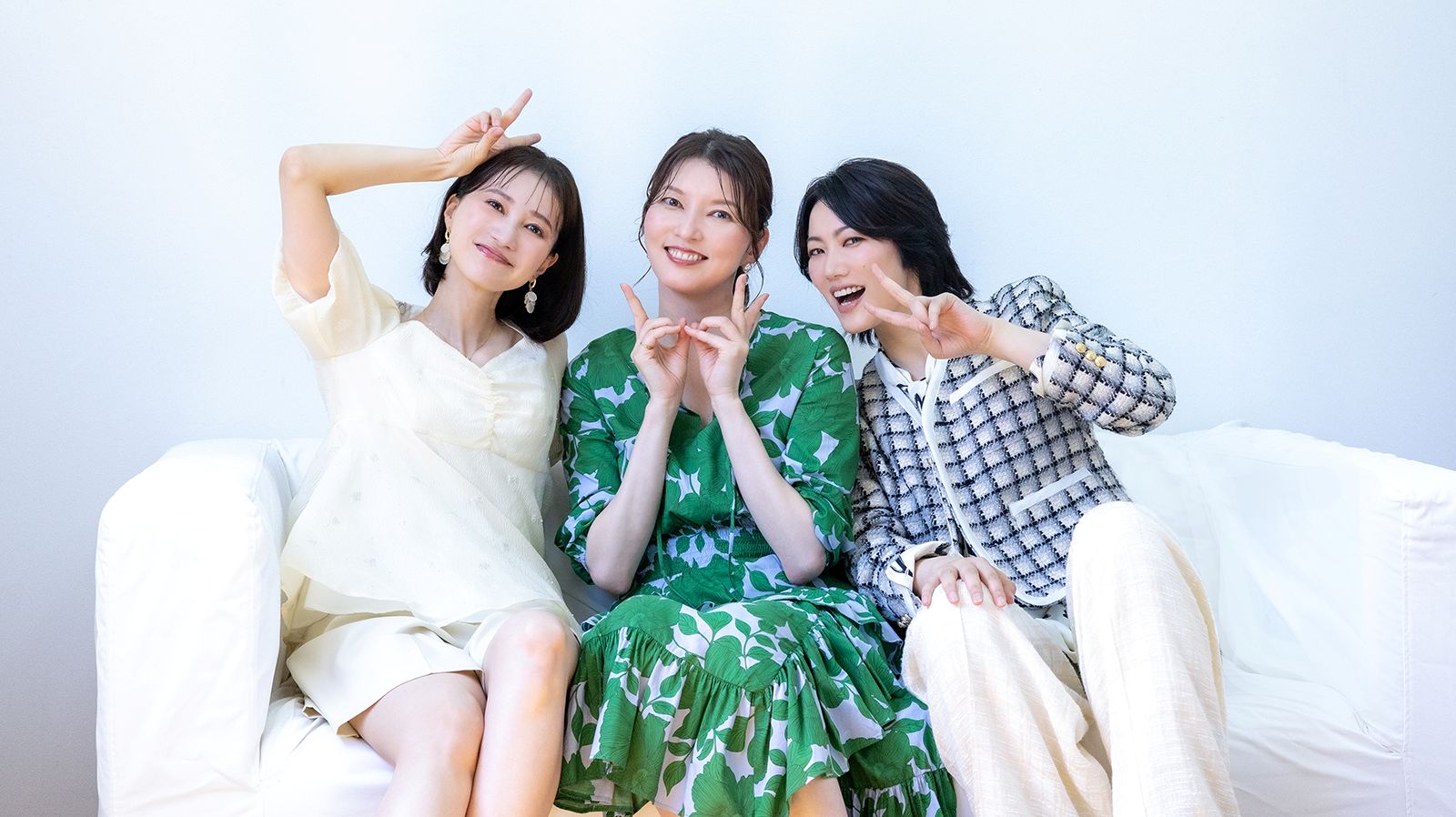 朝夏まなと、七海ひろき、夢咲ねねの写真