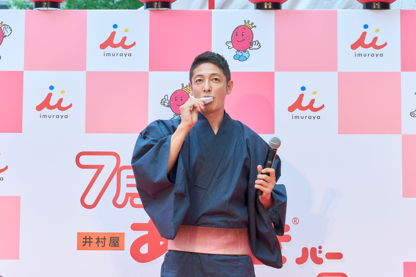 『あずきバー祭り 2026』あずきバーを食べる玉木宏の写真