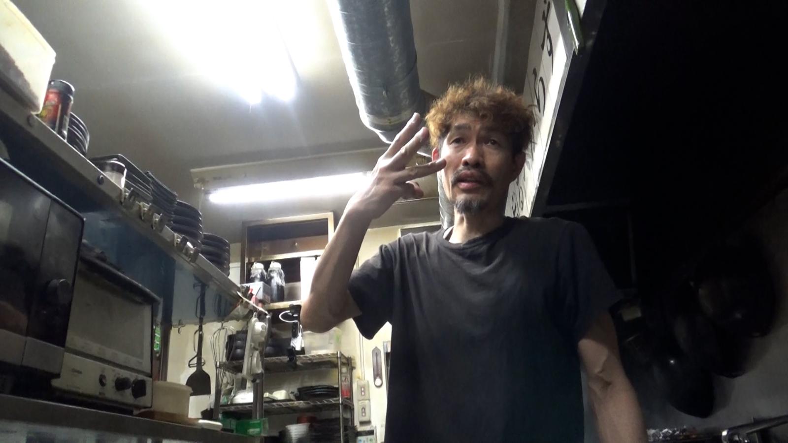 『大衆居食 信貴』の店主・小池信也さん(49)の写真