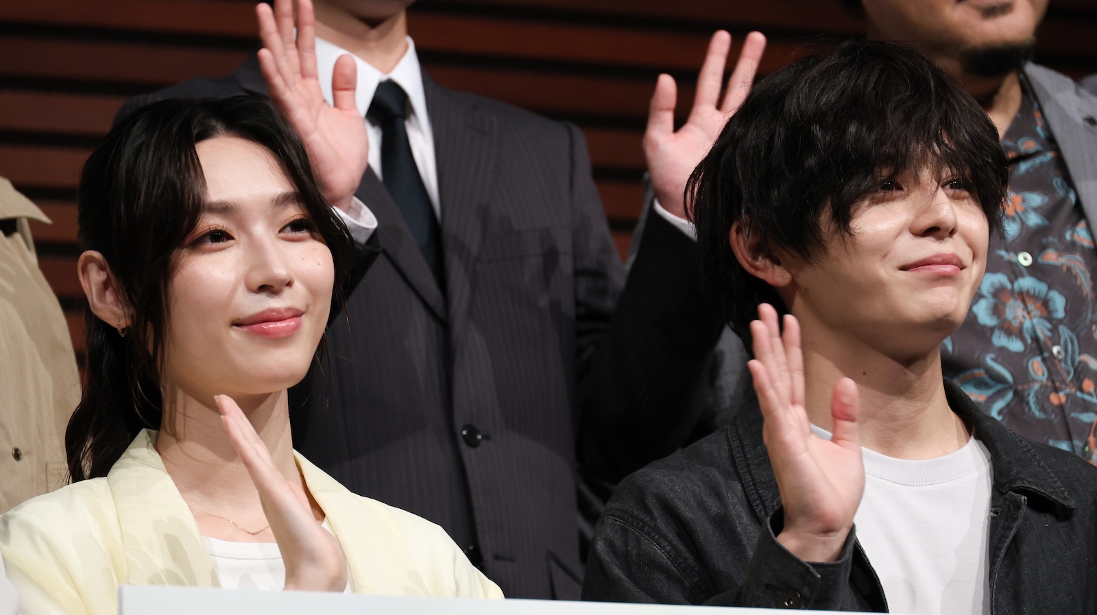 7月期日曜ドラマ『一次元の挿し木』の制作発表記者会見に登壇した山田涼介、白石聖