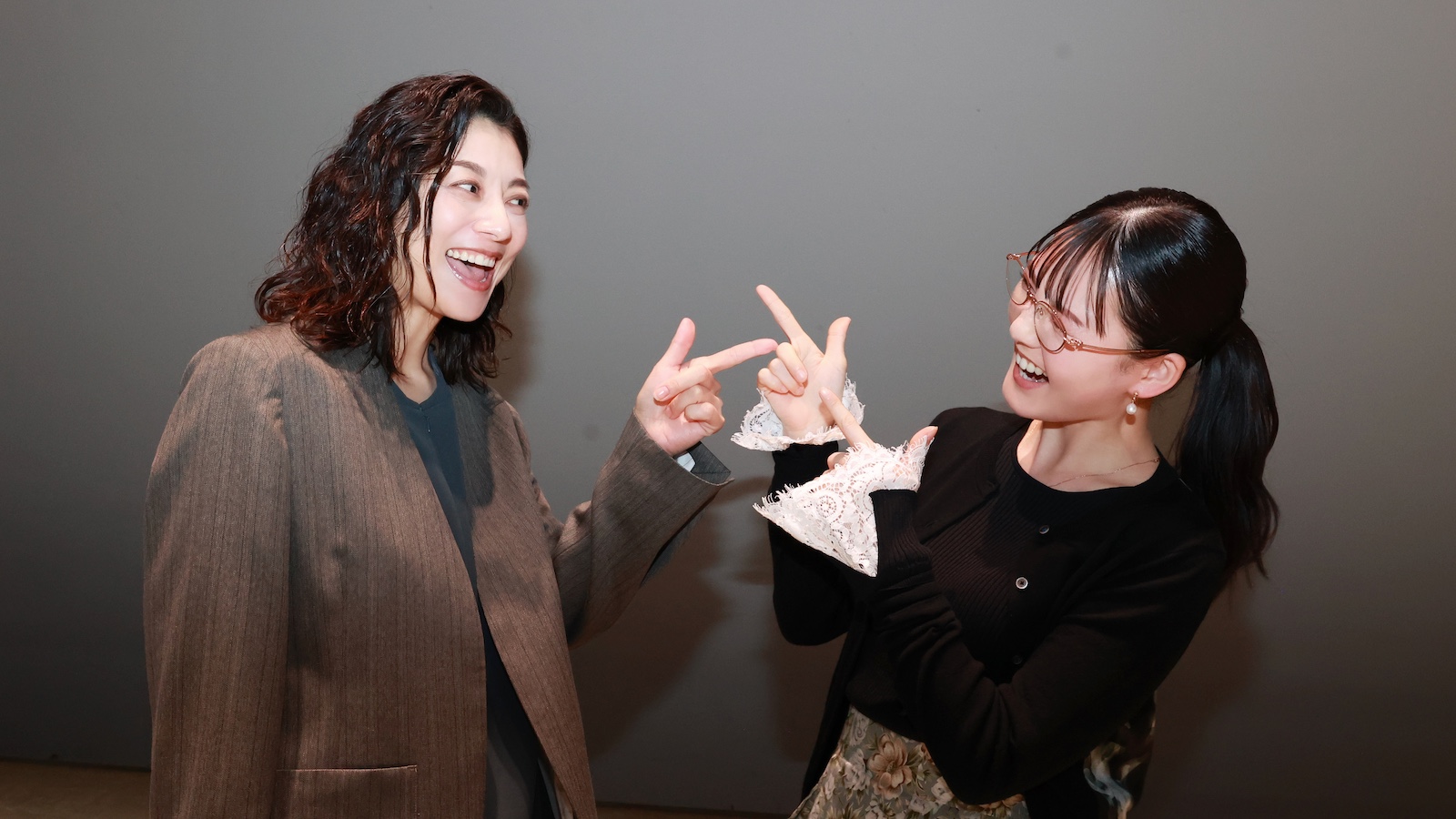 小池栄子と北香那の写真