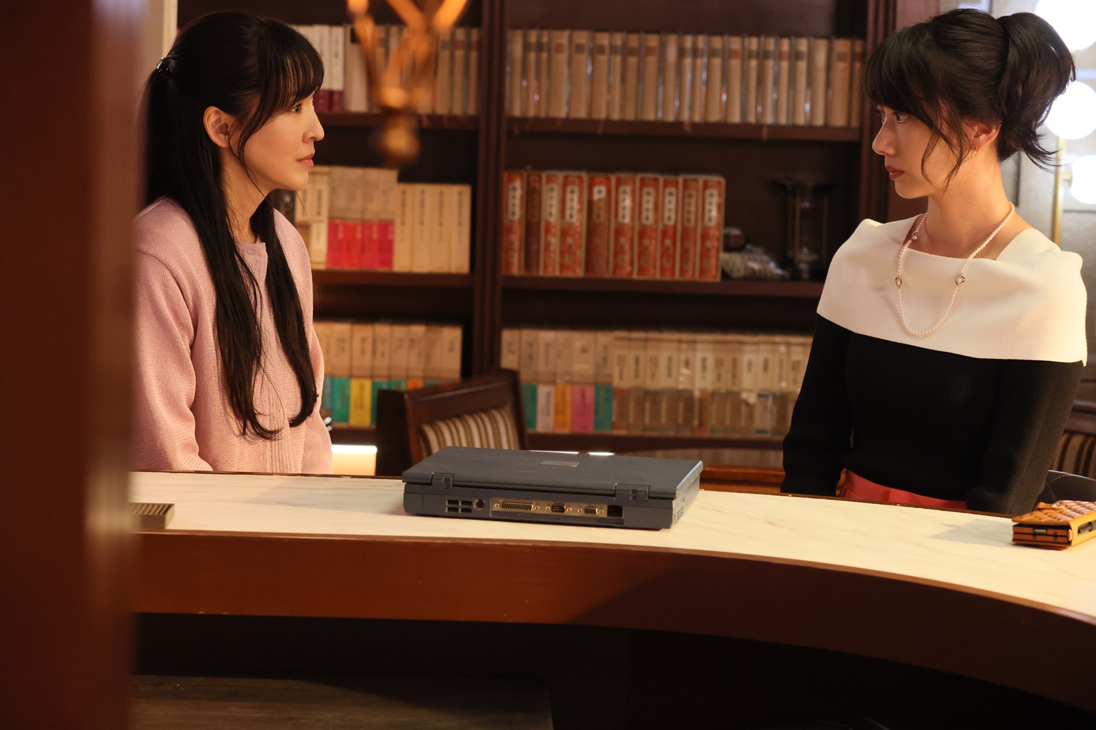 波瑠と麻生久美子の写真