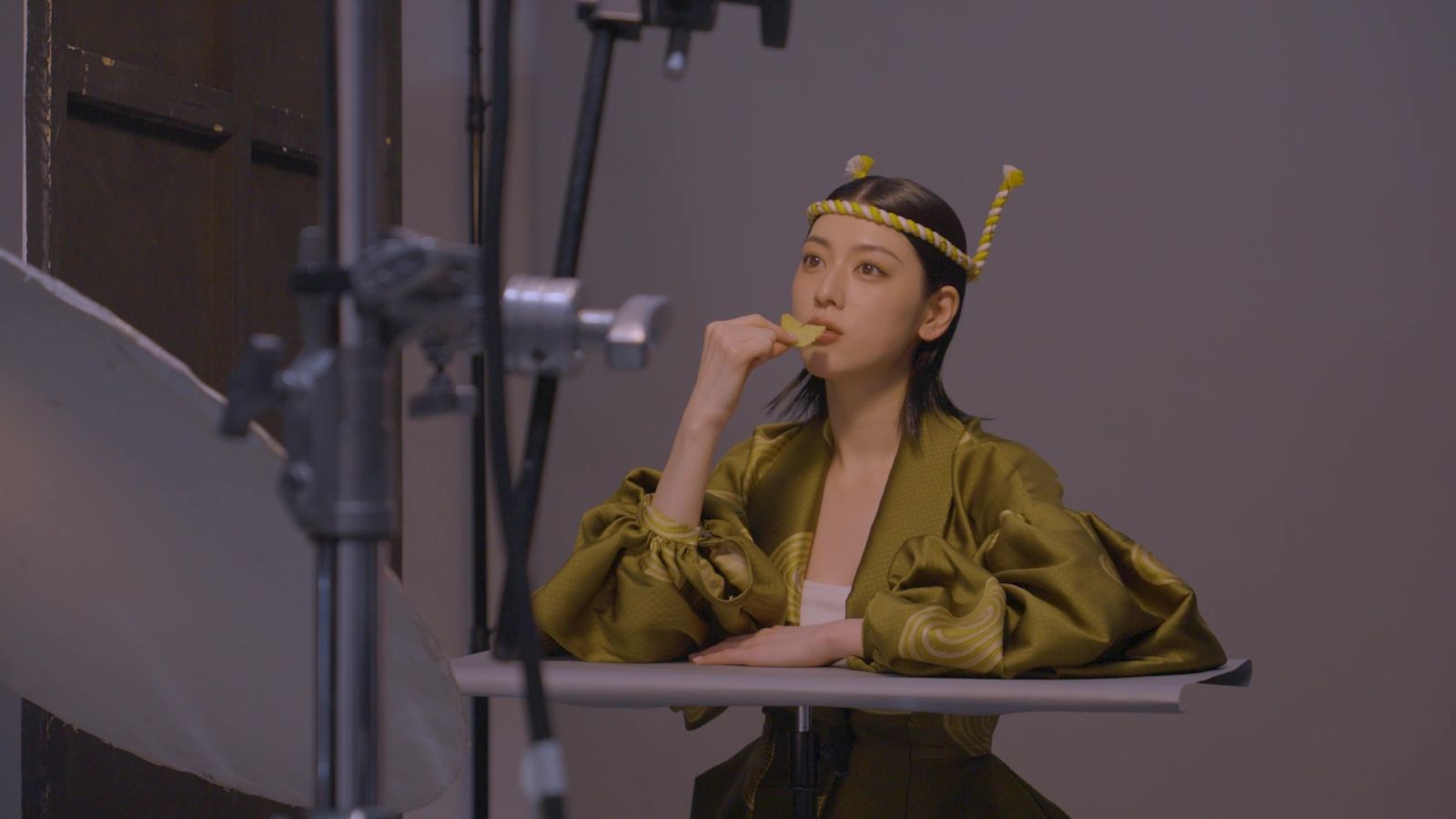「湖池屋ストロング」三吉彩花のメイキングの様子