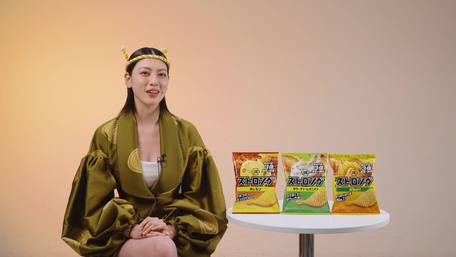 「湖池屋ストロング」インタビューでの三吉彩花の写真