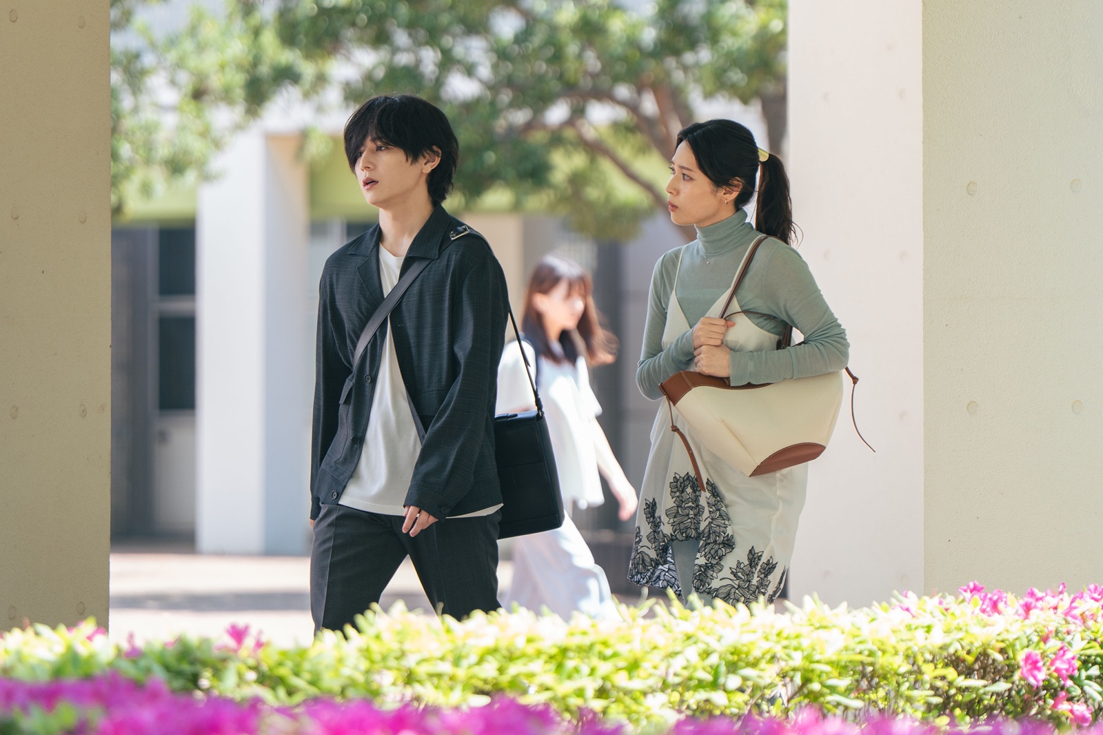 山田涼介と白石聖の写真