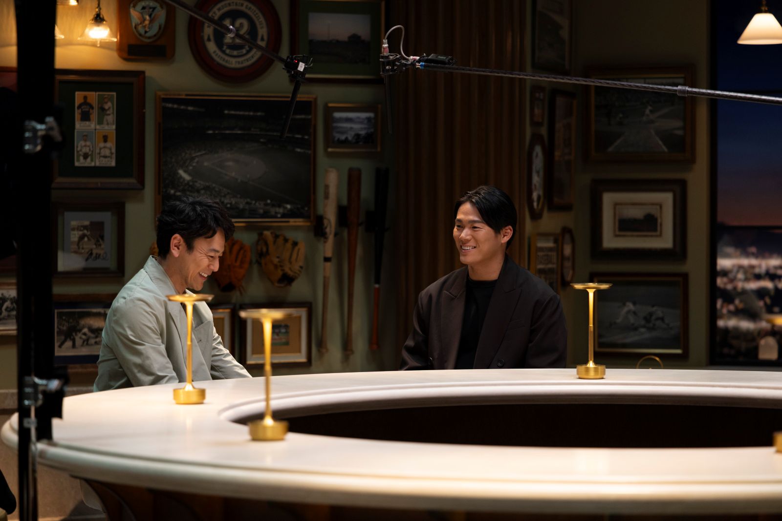 妻夫木聡と山本由伸投手の写真